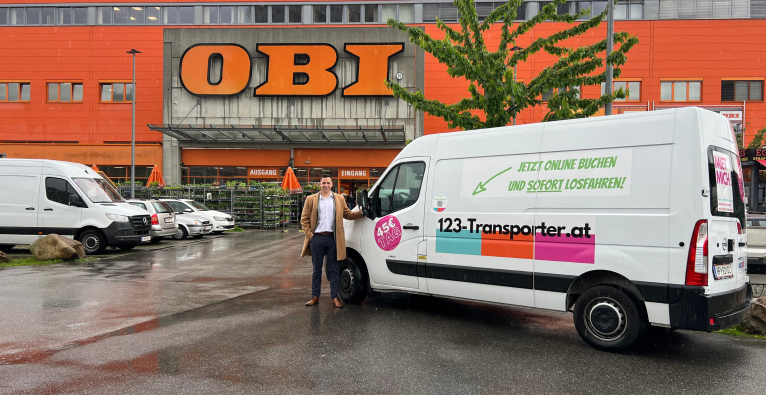 Matthias Pajek, Co-Gründer und Geschäftsführer von 123-Transporter, freut sich über die Kooperation mit Obi © Sabrina Kisa Juhasz
