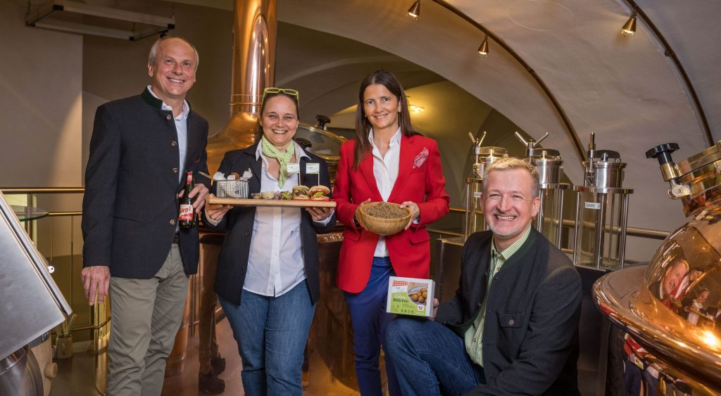 (v. li): Stiegl-Chefbraumeister Christian Pöpperl, Cassandra Winter (GF easyVEGAN), Stiegl-Bräuin Mag. Alessandra Kiener,und Martin Jager (GF easyVEGAN) | (c) wildbild