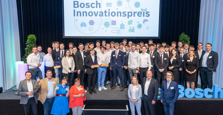 Die nominierten Schülerinnen und Schüler und weitere Teilnehmende auf dem Bosch Innovationspreis 2023 © Bosch/Christian Husar