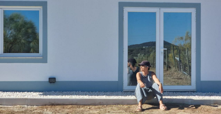 Die Wirtschaftsinformatikerin Shermin Voshmgir vor ihrem Haus in Portugal © Voshmgir
