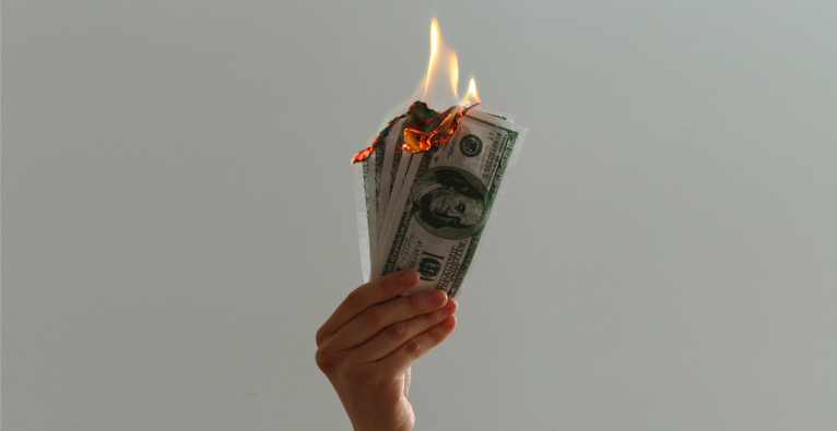 IRL Fake-Dollars Geld verbrennen brennen