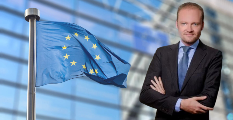 Rechtsanwalt Oliver Völkel vor einer EU-Flagge
