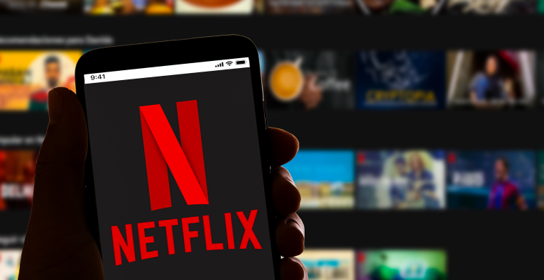 das Netflix-Logo auf einem Handy-Screen