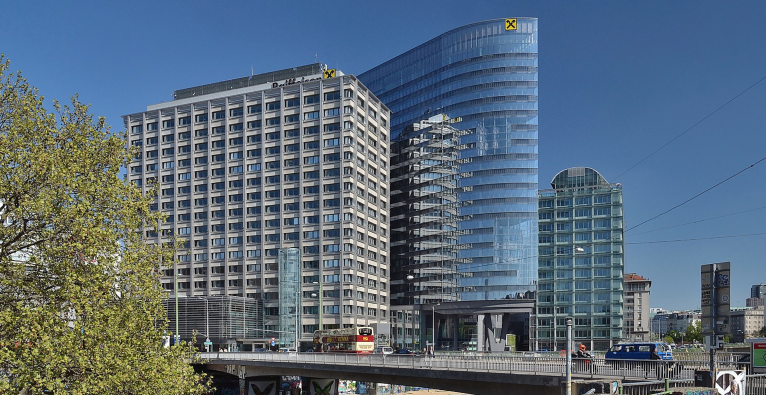 Raiffeisen Tower, Sitz der Raiffeisen-Holding Nieder&ouml;sterreich-Wien, links das alte Raiffeisen-Geb&auml;ude und rechts das IBM-Geb&auml;ude
