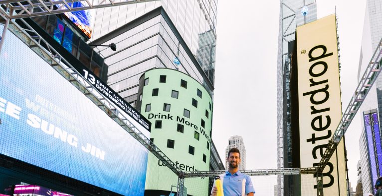 Der Tennisstar Djokovic war gestern für Waterdrop am Tennisplatz am Times Square. Foto: (c) Waterdrop