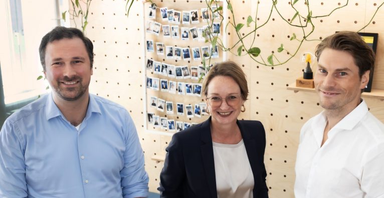 Petra Preining (mitte) ist neue Vorsitzende des Boards von Anyline, zusammen mit Lukas Kinigadner (links), Co-Founder und CEO Anyline, und Christoph Braunsberger (rechts), CFO Anyline | (c) Anyline