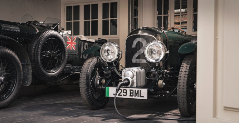 Der Bentley Blower Jnr neben dem Original | (c) The Little Car Company