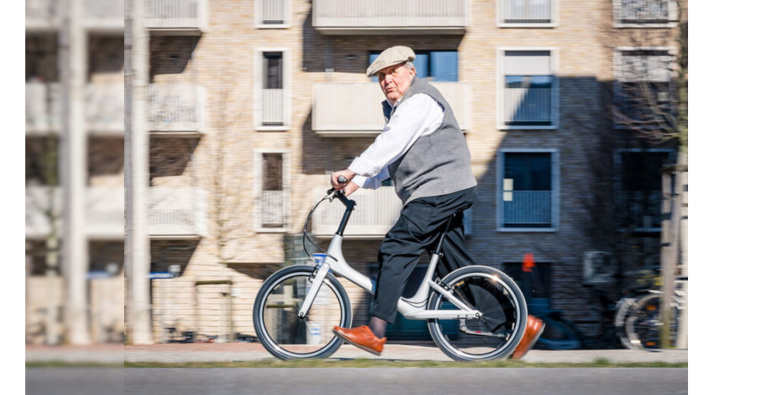 Der 88 Jährige Erfinder des sollso Laufrades auf seinem Rad