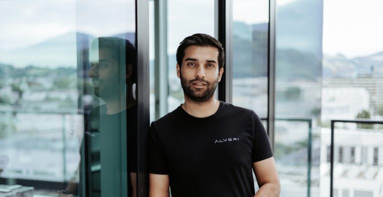 Der CEO von Alveri, Ehsan Zadmard, im Portrait vor einer Glaswand
