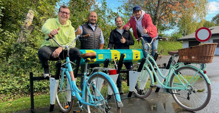 bike.in - Die vier fourown-Gründer (vlnr.) Diego Granig, Kevin D’Souza, Manuel Melcher und Franco Schneider mit dem bike.in
