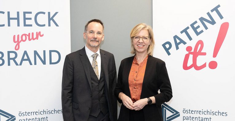 Der neue Patentamtspräsident Stefan Harasek mit Bundesministerin Leonore Gewessler