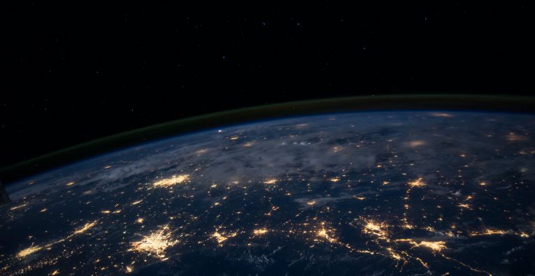 Global Tech Trends 2024 | Erde vom Weltall aus bei Nacht - earth from space by night