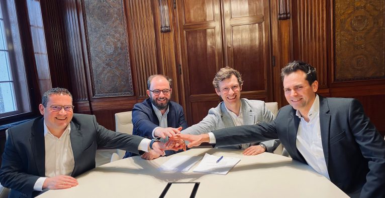 Die Sheepblue-Gründer Eduard Rameder (2.v.l.) und Reinhard Falschlehner (r.) beim Signing u.a. mit Protime CEO Gille Sebrechts (2.v.r.) | (c) Protime