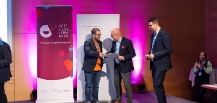eSquirrel-Gründer Michael Maurer (l.) bei der Verleihung des Gütesiegels Lern-Apps | (c) Innovation Salzburg/Benedikt Schemmer