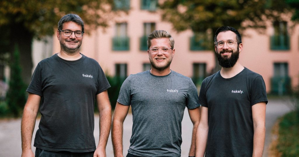 fiskaly - das Gründerteam Simon Tragatschnig (COO), Johannes Ferner (CEO) und Patrick Gaubatz (CTO) | (c) fiskaly