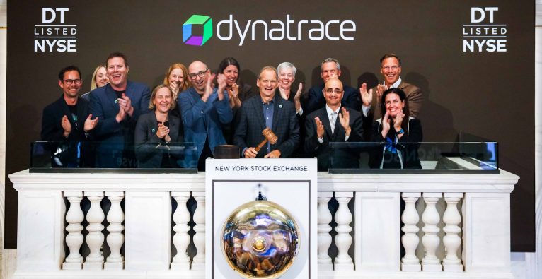 Dynatrace-Mitgründer und -CTO Bernd Greifeneder (6. von links) sowie CEO Rick McConnell (mit Hammer) mit weiteren Führungskräften bei der Closing-Bell Ceremony an der New Yorker Börse am 01. August 2024 | © Dynatrace