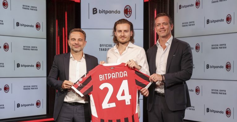 Bitpanda mit CEO Eric Demuth (Mitte) wird neuer Sponsor des AC Milan | (c) Bitpanda