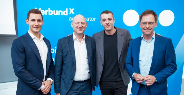 Vlnr.: Sebastian Schenk (Investment Manager, VERBUND X Ventures), Achim Kaspar (COO, VERBUND), Matei Stratan (CEO und Co-Founder, Ogre AI) und Franz Zöchbauer (Managing Director, VERBUND X Ventures) | (c) TenThirty, Elmas Libohova