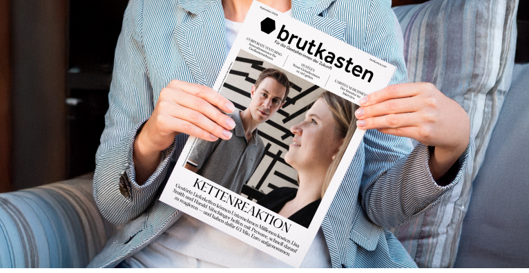 Eine Frau hält die neue Ausgabe des brutkasten-Printmagazins