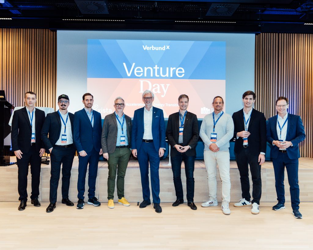 VERBUND CEO Michael Strugl (mitte) und VERBUND X Ventures Managing Partner Franz Zöchbauer (ganz rechts) mit den Gründern der pitchenden Startups | © Noah Neumair / VERBUND