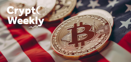 eine Bitcoin-Münze vor der US-Flagge