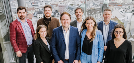 Das iDWELL-Management-Team (von links hinten): Michael Haller, Daniel Hobmeier, Christian Wurm, Fritz Stiegler; von rechts vorne: Anika Szokoll, Alexander Roth, Anna-Katharina Matzenberger, Raphaela Leiner | (c) Leonardo Ramirez