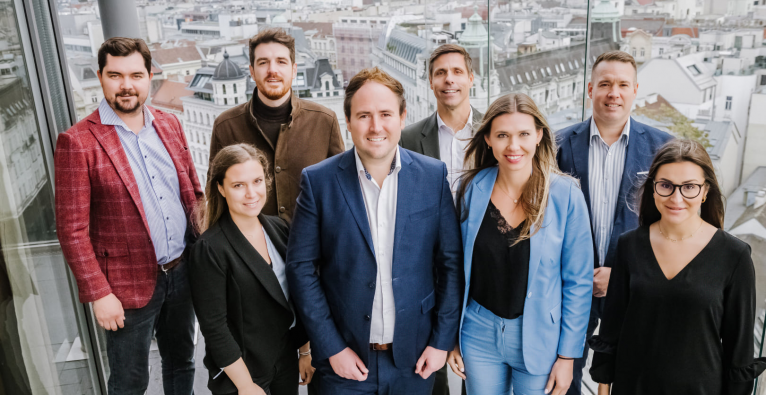 Das iDWELL-Management-Team (von links hinten): Michael Haller, Daniel Hobmeier, Christian Wurm, Fritz Stiegler; von rechts vorne: Anika Szokoll, Alexander Roth, Anna-Katharina Matzenberger, Raphaela Leiner | (c) Leonardo Ramirez