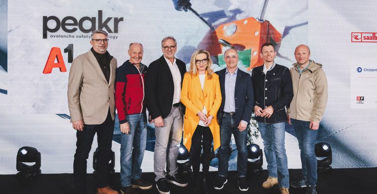 bei der Präsentation von peakr v.l.n.r.: Pool Alpin Gf Roland Niedermayr, Josef Mitterer, Lawinenkommission Saalbach, Bladescape Gf Thomas Dolleschal, Isabella Krassnitzer, ORF, Michael Brauner, ÖBB-Infrastruktur, A1 CCO Martin Resel, Stefan Passrugger, Wagrain-Kleinarl Tourismus | © A1/APA/Groder