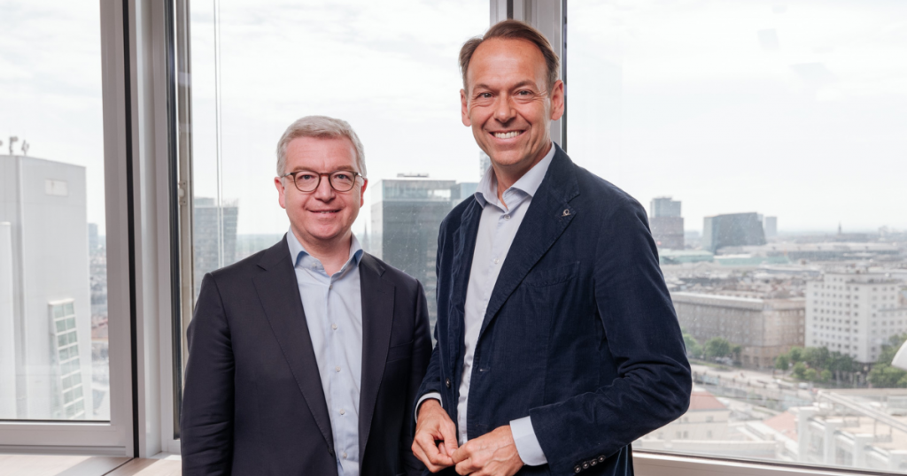 Freuen sich auf die Zusammenarbeit durch Mavie Next: Michael Höllerer, Generaldirektor Raiffeisen NÖ-Wien und Andreas Brandstetter, UNIQA Insurance Group AG