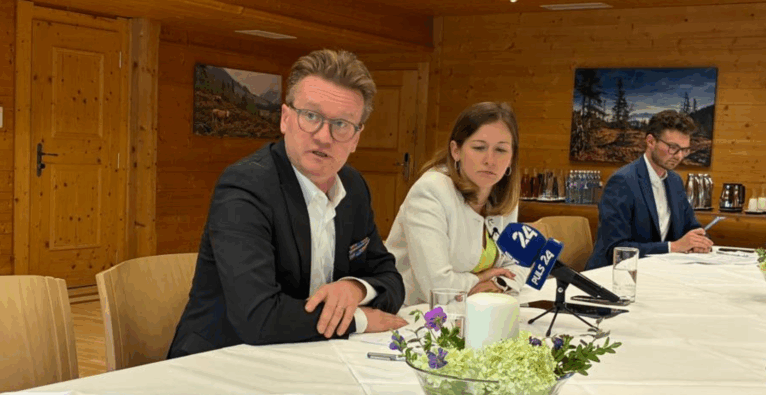 IV-Präsident Georg Knill und Integrationsministerin Claudia Plakolm beim European Forum Alpbach | Foto: Dominik Meisinger