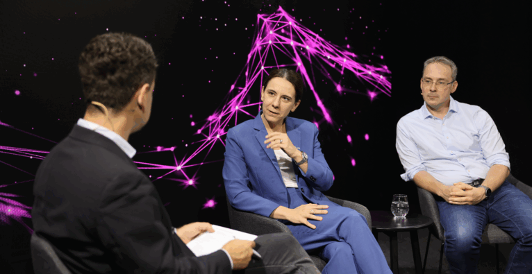 Sylvia Geyer (m.) und Andreas Sackl (r.) im Talk mit Dejan Jovicevic (l.) | (c) brutkasten