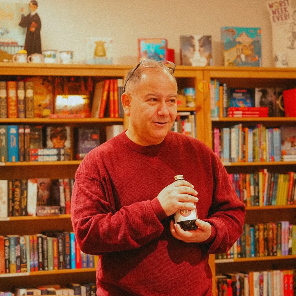 Co-Founder Babak Bahadori mit dem Berberin-Saft | © BerBerSan