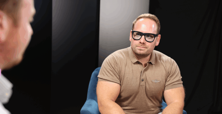 WeAreDevelopers-Co-Founder Benjamin Ruschin im brutkasten-Studio | © brutkasten / Dervisevic