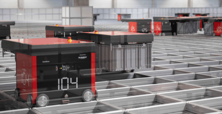 Die AutoStore-Technologie wird im Gurkerl-Lager erstmals zur Sortierung der fertigen Bestellungen nach Routen eingesetzt | © Frank Helmrich