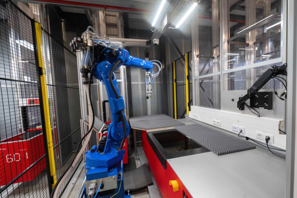 Neuer robotischer Kommissionierarm von Sereact im Gurkerl-Lager | © Frank Helmrich