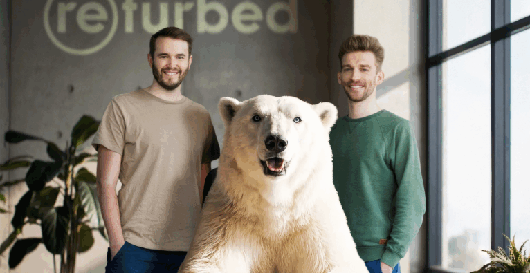 Die refurbed Co-Founder Peter Windischhofer und Kilian Kaminski mit dem animierten Maskottchen Björn | (c) refurbed