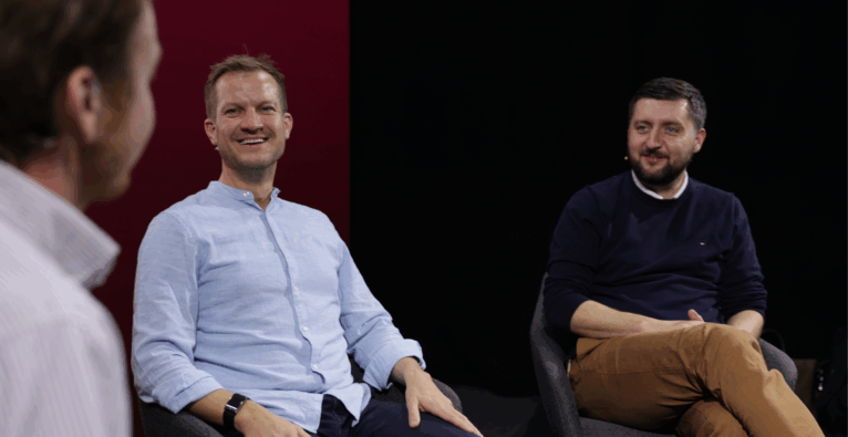 (vl.) Die Mavie-Next-Geschäftsführer Lukas Mayrl und Ondrej Gandel im brutkasten-Studio | (c) brutkasten / Dervisevic