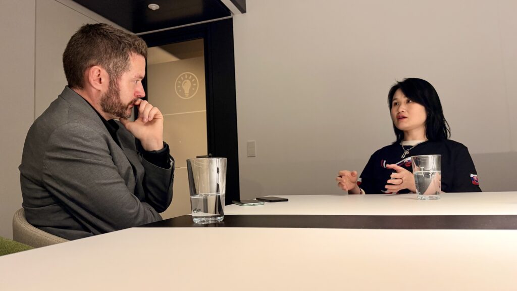 Mazurka Zeng in der Bybit-Europazentrale in Wien im Interview mit brutkasten-Chefredakteur Dominik Meisinger