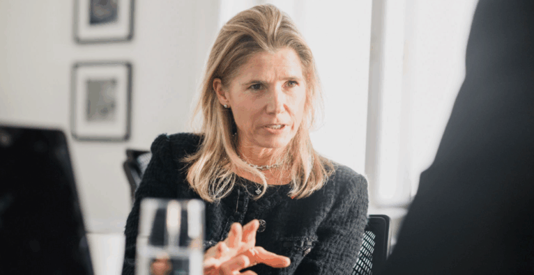 Karin Exner-Wöhrer in einer Interviewsituation