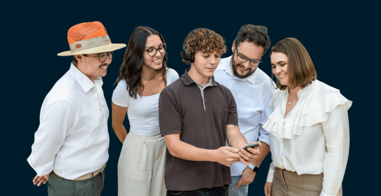 Team schaut auf Mobiltelefon