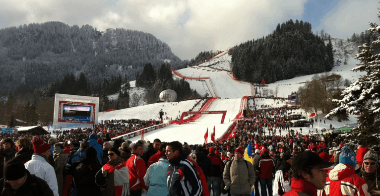 Das Zielgelände der Streif in Kitzbühel | Neo II via Wikimedia Commons