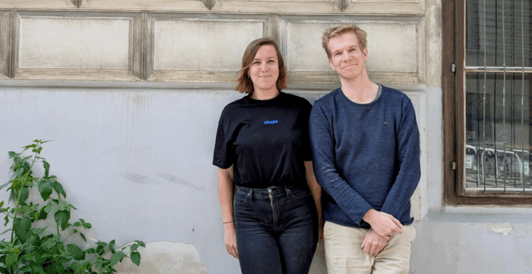 Das Gründer:innen-Duo von Another Earth Maya Pindeus, CEO, und Felix Geremus, CTO | © Another Earth