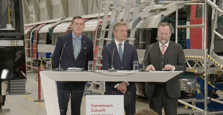 Die Minister Peter Hanke (SPÖ) und Wolfgang Hattmannsdorfer (ÖVP) sowie Staatssekretär Sepp Schellhorn (NEOS) bei der Präsentation der Industriestrategie | Screenshot
