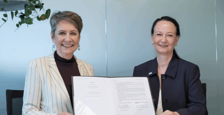 (vl.) Infineon-Chefin Sabine Herlitschka und IT:U-Gründungspräsidentin Stefanie Lindstaedt | (c) IT:U