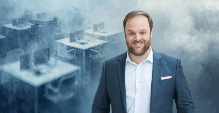 Mic Hirschbrich | (c) Apollo.ai / Hintergrund: KI-generiert mit Canva