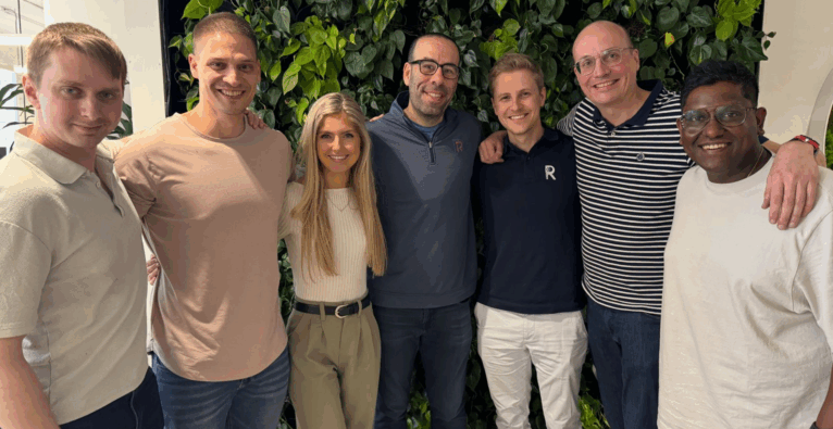 Rep-Data CEO Patrick Stokes (Mitte) mit dem ReDem-Team rund um COO Julia Mittermayr (3. v.l.) und CEO Florian Kögl (3.v.r.)