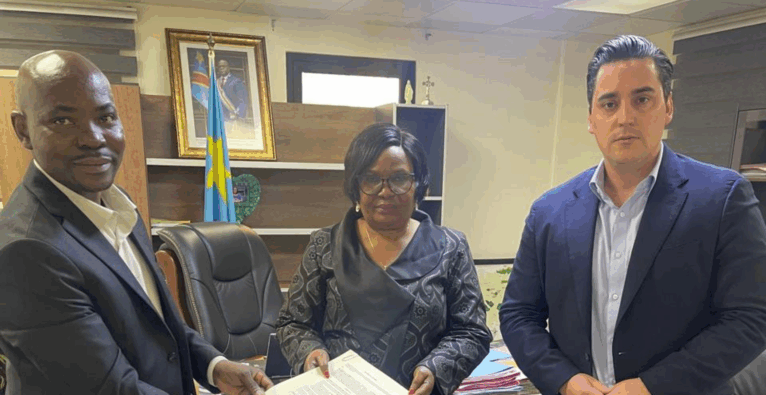 Econetix Gründer Jakob Zenz beim Unterzeichnungstermin in Kinshasa mit Umweltministerin Marie Nyange Ndambo | (c) Econetix