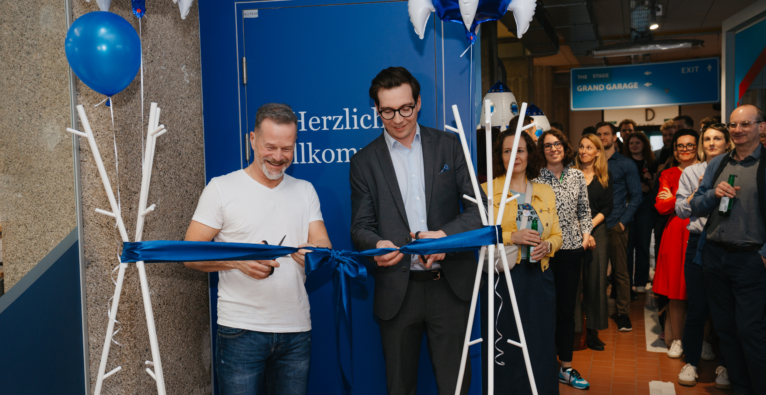 Bernhard Lehner, Co-Founder factory300, und Lukas Keplinger, Geschäftsführer tech2b, bei der Eröffnung | (c) tech2b/Jakob Hanner