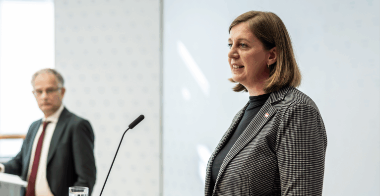 Finanzstaatsekretärin Barbara Eibinger-Miedl und Finanzminister Markus Marterbauer wollen der 