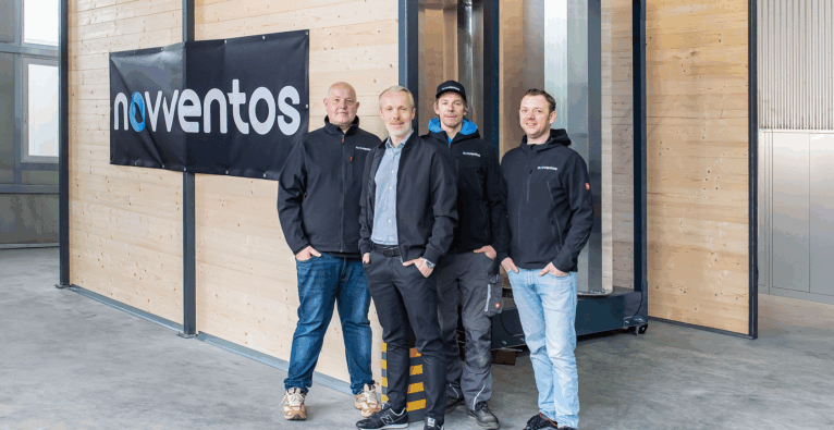 Das novventos-Management vor dem firmeneigenen Windkanal vlnr.: Franz Humer, Werner Ramsebner, Andreas Wieneroither, Michael Penetsdorfer | (c) novventos